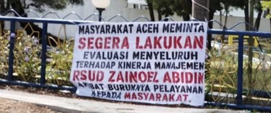 WhatsApp-Image-2026-09-07-at-15.25.00-e1788772431153 Spanduk ‘Pecat Direktur RSUD Zainoel Abidin’ Terpasang di Jalan Tgk Daud Beureueh
