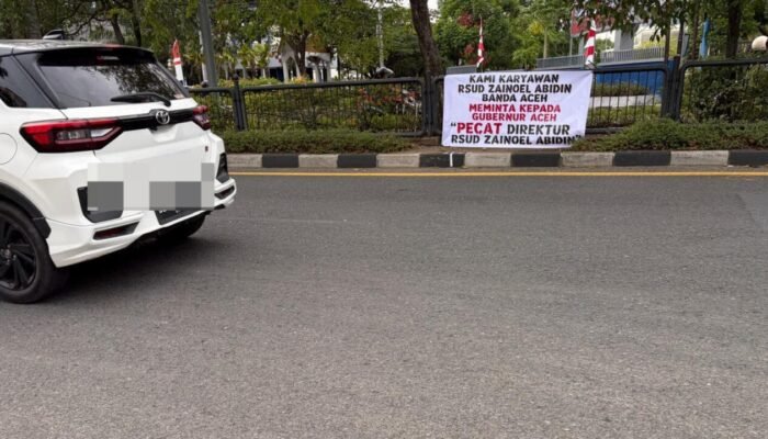 Spanduk ‘Pecat Direktur RSUD Zainoel Abidin’ Terpasang di Jalan Tgk Daud Beureueh