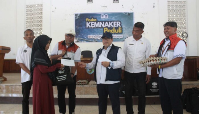 Kemnaker Salurkan Bantuan bagi Warga Terdampak Gempa di Pulau Flores