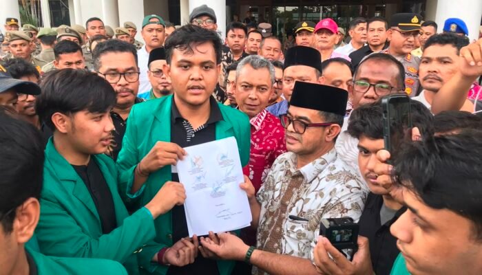 Mahasiswa USK Demo Kantor Gubernur, Soroti Lambannya Rehab-Rekon di Aceh