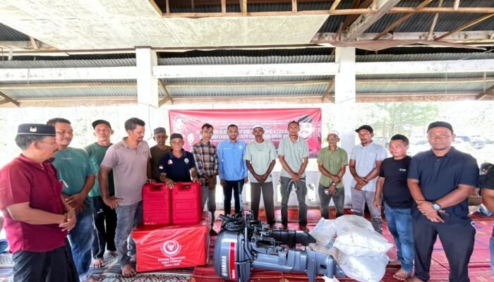 Jamaluddin Idham Salurkan Bantuan Peralatan Perikanan untuk Nelayan Nagan Raya