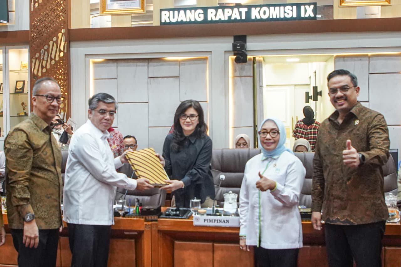 Pemerintah menyerahkan DIM RUU Pelindungan Ketenagakerjaan kepada Komisi IX DPR