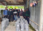Sunardi Salurkan Bantuan Kawat Berduri dari Pokok Pikiran DPRK Simeulue kepada Warga Dapil II