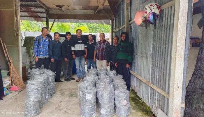 Sunardi Salurkan Bantuan Kawat Berduri dari Pokok Pikiran DPRK Simeulue kepada Warga Dapil II