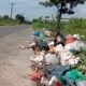 Sampah Menumpuk dan Berserakan di Bahu Jalan Menuju Desa Amplas