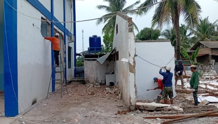 Pekerja Renovasi Puskesmas Tanjung Rejo Tanpa APD