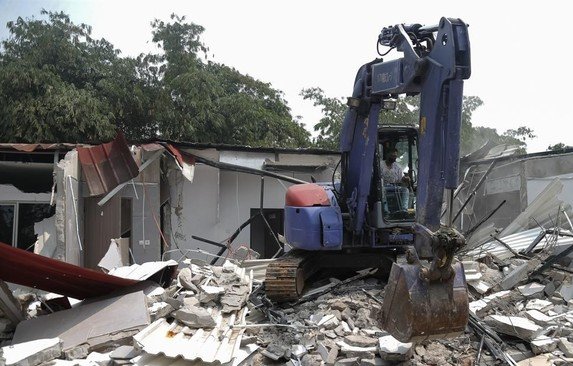 Ekskavator membongkar hunian di Lapas Cibinong. (CNN Indonesia/Adhi Wicaksono)