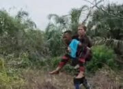 Srimah (55) digendong setelah mengalami patah kaki akibat diinjak gajah liar. (Waspada.id/Hendrik)