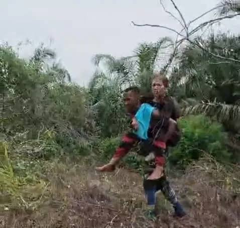 Srimah (55) digendong setelah mengalami patah kaki akibat diinjak gajah liar. (Waspada.id/Hendrik)