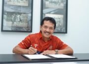 Jaya Hartono saat tanda tangan kontrak sebagai Pelatih Persiraja Banda Aceh pada Selasa (3/2/2026). (Dok. Persiraja Banda Aceh)