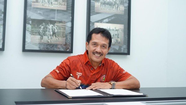 Jaya Hartono saat tanda tangan kontrak sebagai Pelatih Persiraja Banda Aceh pada Selasa (3/2/2026). (Dok. Persiraja Banda Aceh)
