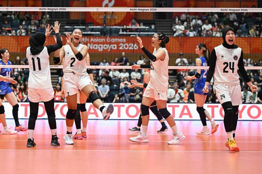 Pevoli putri Indonesia meluapkan kegembiraannya usai mencetak poin saat bertanding melawan tim voli Jepang. (ANTARA FOTO/Fauzan)