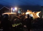 Alat berat membersihkan material longsor yang menutup badan jalan di Kabupaten Aceh Tengah, Provinsi Aceh, Minggu (13/9). (TubinNews/HO-BPBD Kabupaten Aceh Tengah)