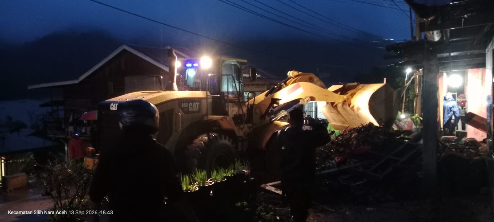 Alat berat membersihkan material longsor yang menutup badan jalan di Kabupaten Aceh Tengah, Provinsi Aceh, Minggu (13/9). (TubinNews/HO-BPBD Kabupaten Aceh Tengah)
