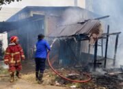 Petugas pemadam kebakaran berhasil mematikan api yang melahap ruko. (Dok. BPBA)
