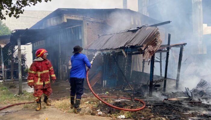 Api Hanguskan Dua Bangunan Kayu di Lambaro Aceh Besar
