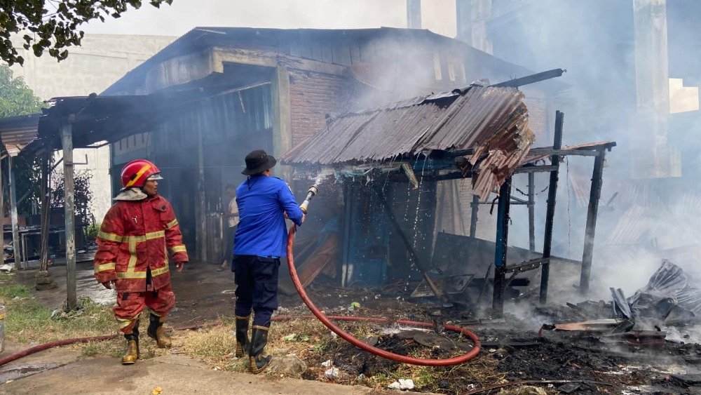 Petugas pemadam kebakaran berhasil mematikan api yang melahap ruko. (Dok. BPBA)