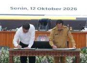 Mendagri Tito Karnavian (kanan) dan Mentan Andi Amran Sulaiman (kiri) menandatangani Surat Edaran Bersama (SEB) tentang Pengelolaan Sarana Prasarana serta Ketenagaan Penyuluhan Pertanian dalam rangka Swasembada Pangan Berkelanjutan. (Dok. Ist)