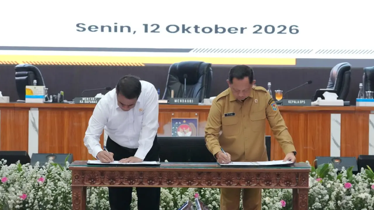 ‎Mendagri Tito Karnavian (kanan) dan Mentan Andi Amran Sulaiman (kiri) menandatangani Surat Edaran Bersama (SEB) tentang Pengelolaan Sarana Prasarana serta Ketenagaan Penyuluhan Pertanian dalam rangka Swasembada Pangan Berkelanjutan. (Dok. Ist)