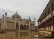 Masjid di Ponpes Darul Mukhlisin terendam banjir luapan sungai setinggi 50 centimeter di Desa Tanjung Karang, Kecamatan Karang Baru, Aceh Tamiang, Senin (12/10/2026). (Antara/Dede Harison)