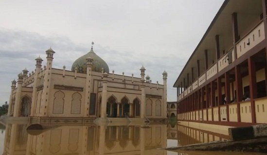Masjid di Ponpes Darul Mukhlisin terendam banjir luapan sungai setinggi 50 centimeter di Desa Tanjung Karang, Kecamatan Karang Baru, Aceh Tamiang, Senin (12/10/2026). (Antara/Dede Harison)