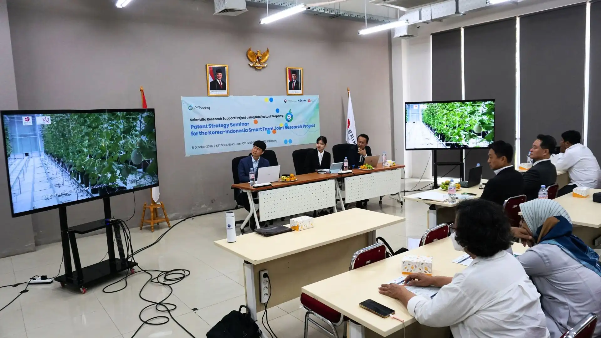 Para peneliti BRIN dan KIPA sedang membahas terkait teknologi smart farm untuk budidaya melon. (Dok. BRIN)