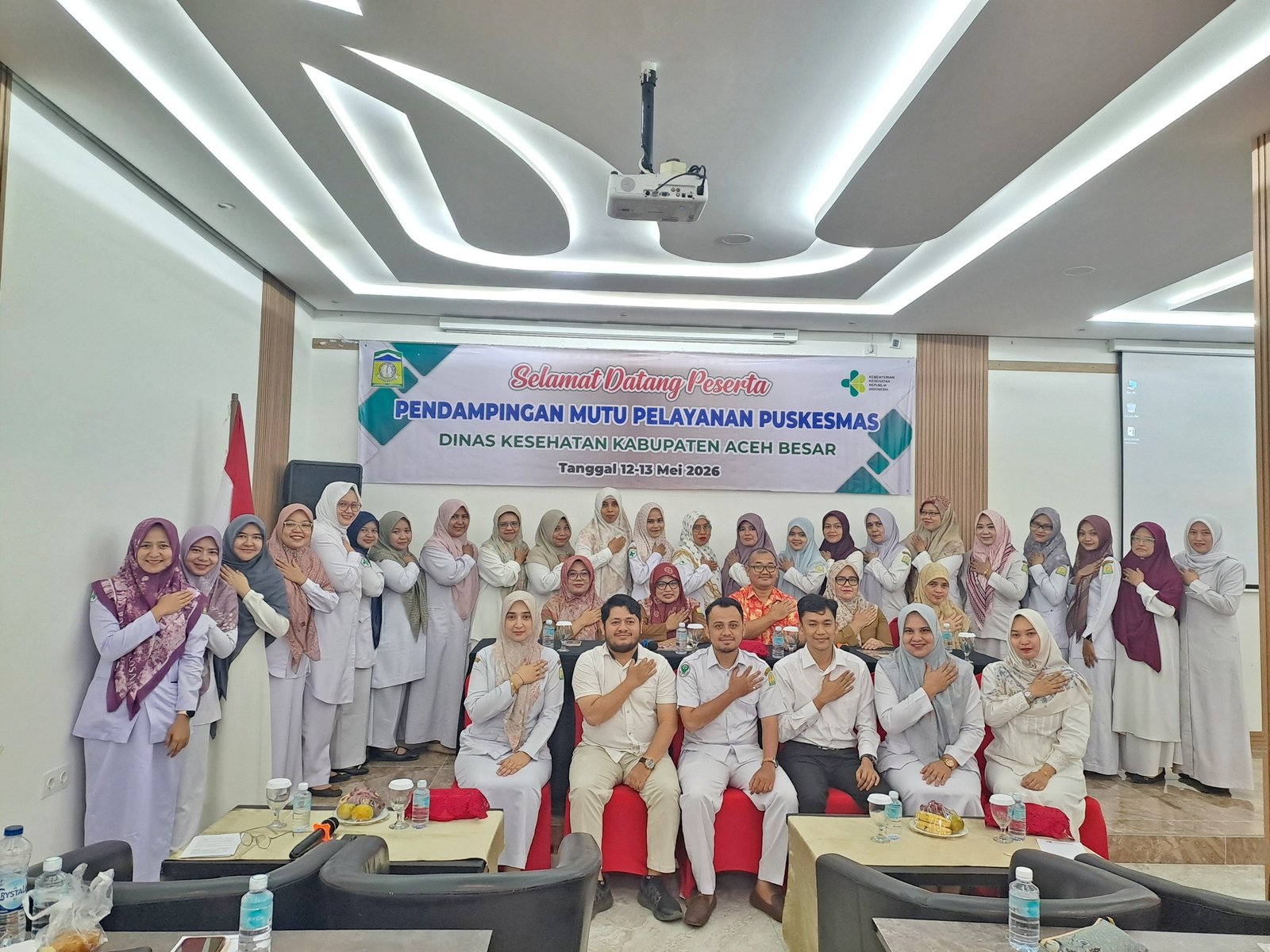 Para perwakilan puskesmas foto bersama dengan pemateri setelah kegiatan usai. (Dok. Humas Dinkes Aceh Besar)