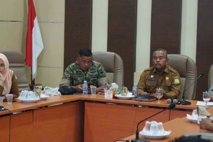 Asisten II Sekdakab Aceh Besar H.M Ali mengikuti Rakor Pengendalian Inflasi Daerah secara virtual yang diselenggarakan oleh Kemendagri. (Dok. Pemkab Aceh Besar)