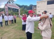 Ketua PMI Aceh Besar, Syukri A. Jalil, mengalungkan tanda pengenal peserta saat membuka orientasi PMR tingkat Wira dan Madya se-Aceh Besar. (Dok. PMI Aceh Besar)