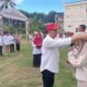 Ketua PMI Aceh Besar, Syukri A. Jalil, mengalungkan tanda pengenal peserta saat membuka orientasi PMR tingkat Wira dan Madya se-Aceh Besar. (Dok. PMI Aceh Besar)