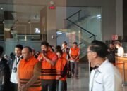Lima tersangka dugaan korupsi di lingkungan Badan Nasional Penanggulangan Bencana (BNPB) keluar dari Gedung Komisi Pemberantasan Korupsi.(Febryan Kevin/Kompas.com)