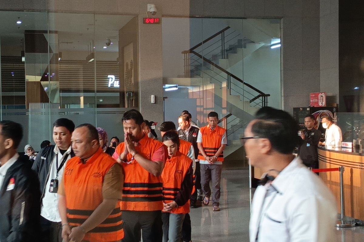 Lima tersangka dugaan korupsi di lingkungan Badan Nasional Penanggulangan Bencana (BNPB) keluar dari Gedung Komisi Pemberantasan Korupsi.(Febryan Kevin/Kompas.com)