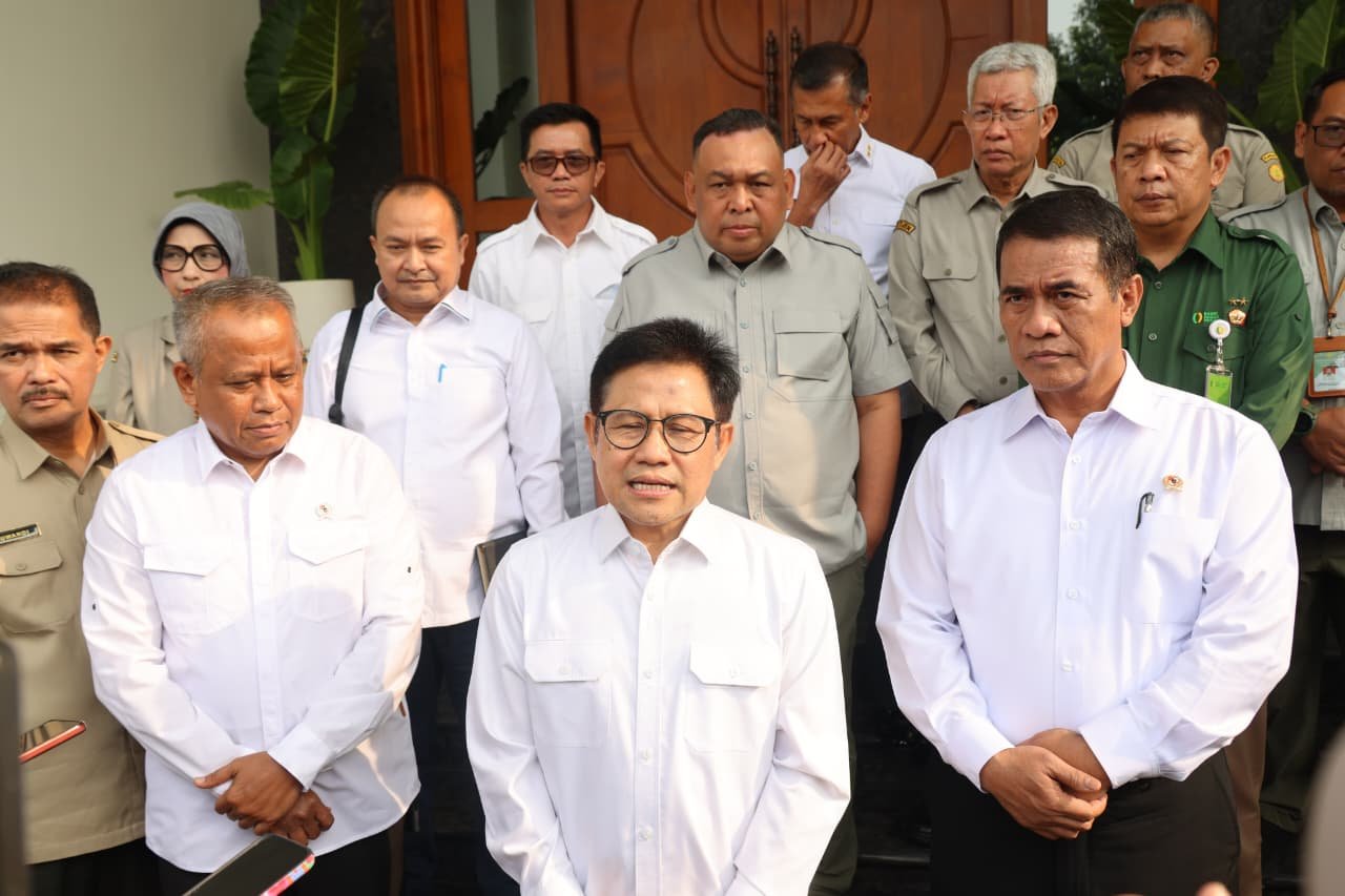 Kementan, Andi Amran Sulaiman (kanan ujung) dan Kemenko PM, Muhaimin Iskandar (tengah) sedang menjelaskan kepada awak media terkait pertanian sebagai solusi tekan kemiskinan. (Dok. Kementerian Pertanian)