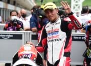 Veda Ega Pratama berpose bersama motor balapnya setelah meraih pole position Moto3 Australia 2026, Sabtu (24/10/2026).