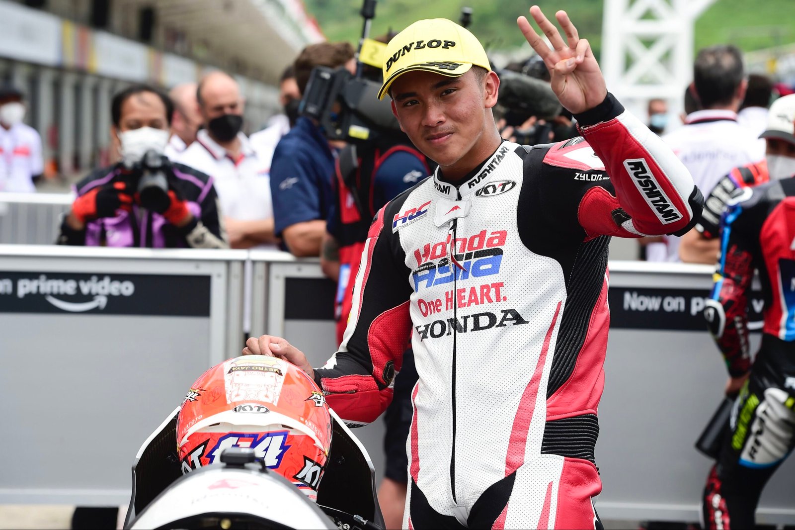 Veda Ega Pratama berpose bersama motor balapnya setelah meraih pole position Moto3 Australia 2026, Sabtu (24/10/2026).