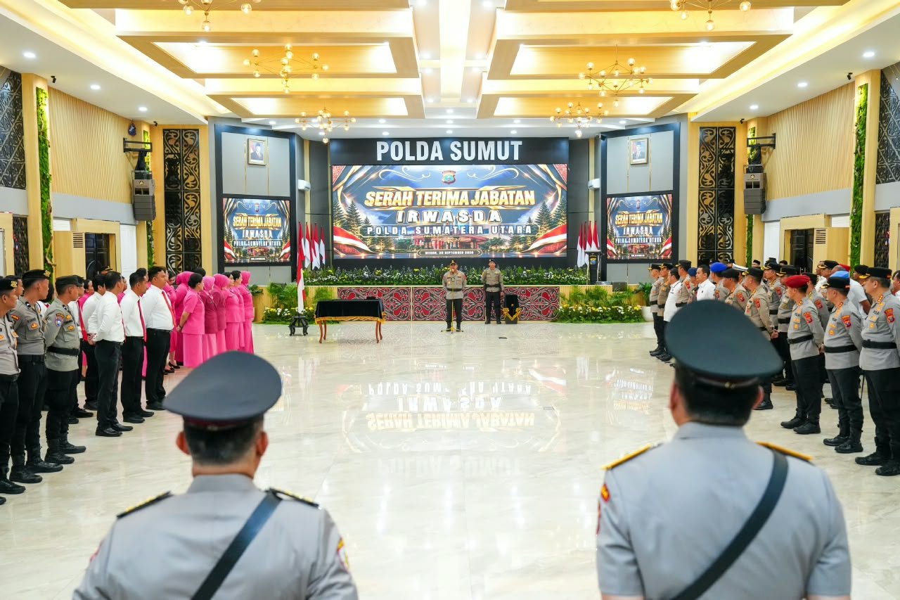 Kapolda Sumatera Utara Irjen Pol. Whisnu Hermawan Februanto memberikan kata sambutan saat memimpin upacara serah terima jabatan Inspektur Pengawasan Daerah. (Dok. Humas Polda Sumut)