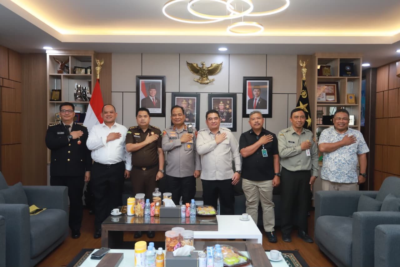 Kapolda Aceh Irjen Pol. Ruddi Setiawan foto bersama dengan Tim Kejagung RI. (Dok. Humas Polda Aceh)