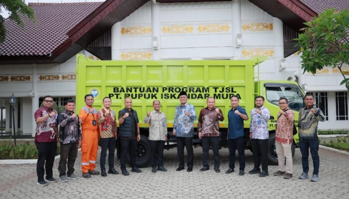 PT PIM Serahkan Bantuan Truk Sampah kepada Pemkab Aceh Utara