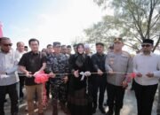 Wali Kota Banda Aceh Illiza Sa’aduddin Djamal memotong pita sebagai simbolis peresmian pos Satpol PP-WH. (Dok. Humas Pemko Banda Aceh)