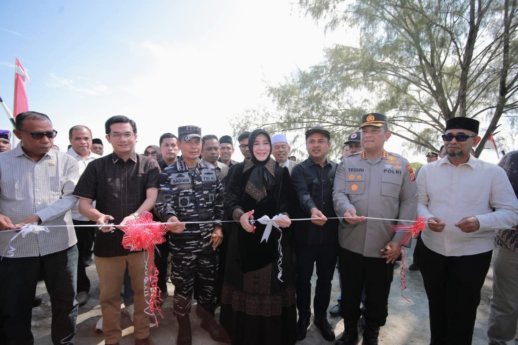 Wali Kota Banda Aceh Illiza Sa’aduddin Djamal memotong pita sebagai simbolis peresmian pos Satpol PP-WH. (Dok. Humas Pemko Banda Aceh)