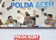 Kombes Pol. Guno Pitoyo (tengah) dan Prof. Suryadi (kiri) sedang menjelaskan terkait penelitian pengadaan barang dan jasa. (Dok. Humas Polda Aceh)