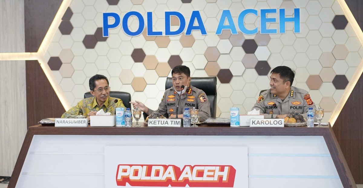 Kombes Pol. Guno Pitoyo (tengah) dan Prof. Suryadi (kiri) sedang menjelaskan terkait penelitian pengadaan barang dan jasa. (Dok. Humas Polda Aceh)