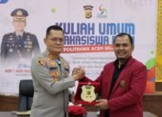 Direktur Politeknik Aceh Selatan Ir. Nuzuli Fitriadi (kanan) memberikan piagam kepada Kapolres Aceh Selatan AKBP T. Ricki Fadlianshah (kiri) sebagai pemateri dalam kegiatan tersebut. (Dok. Ist)