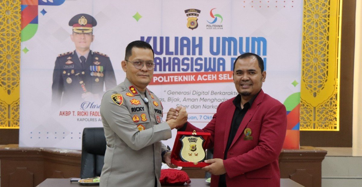 ‎Direktur Politeknik Aceh Selatan Ir. Nuzuli Fitriadi (kanan) memberikan piagam kepada Kapolres Aceh Selatan AKBP T. Ricki Fadlianshah (kiri) sebagai pemateri dalam kegiatan tersebut. (Dok. Ist)