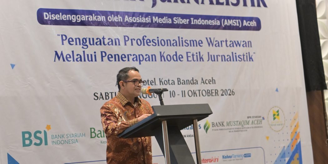 Plt. Sekda Aceh, Taufik, saat memberikan sambutan sekaligus membuka Kegiatan Pelatihan Kode Etik Jurnalistik. (Dok. Biro Administrasi Pimpinan Sekda Aceh)