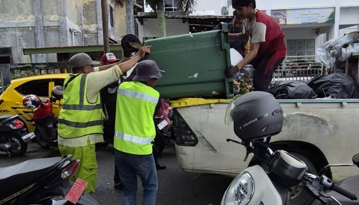 IMG-20261011-WA0017-700x400 DLH Aceh Barat Maksimalkan Pelayanan Kebersihan Selama HUT ke-438 Meulaboh