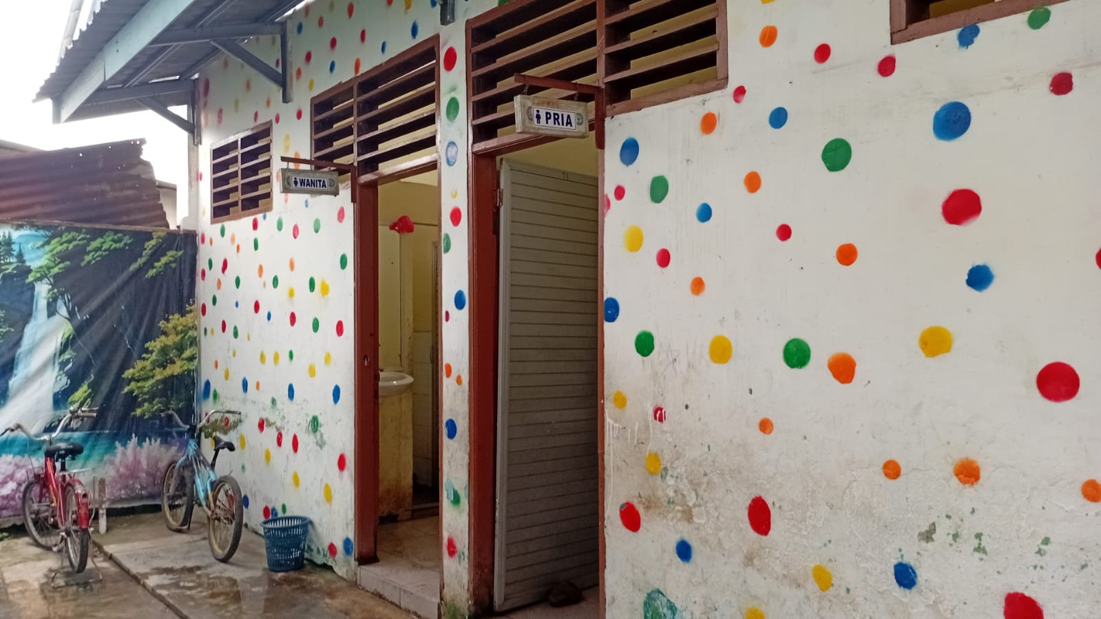Kondisi kamar mandi SDN 106814 Deli Serdang. (TubinNews/Junaedi Daulay)
