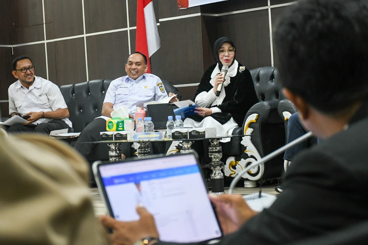 Wali Kota Banda Aceh, Illiza Sa’aduddin Djamal, memaparkan sejumlah inovasi digital dan program pelayanan masyarakat untuk memperkuat keterbukaan informasi publik. (Dok. Humas Pemkot Banda Aceh)