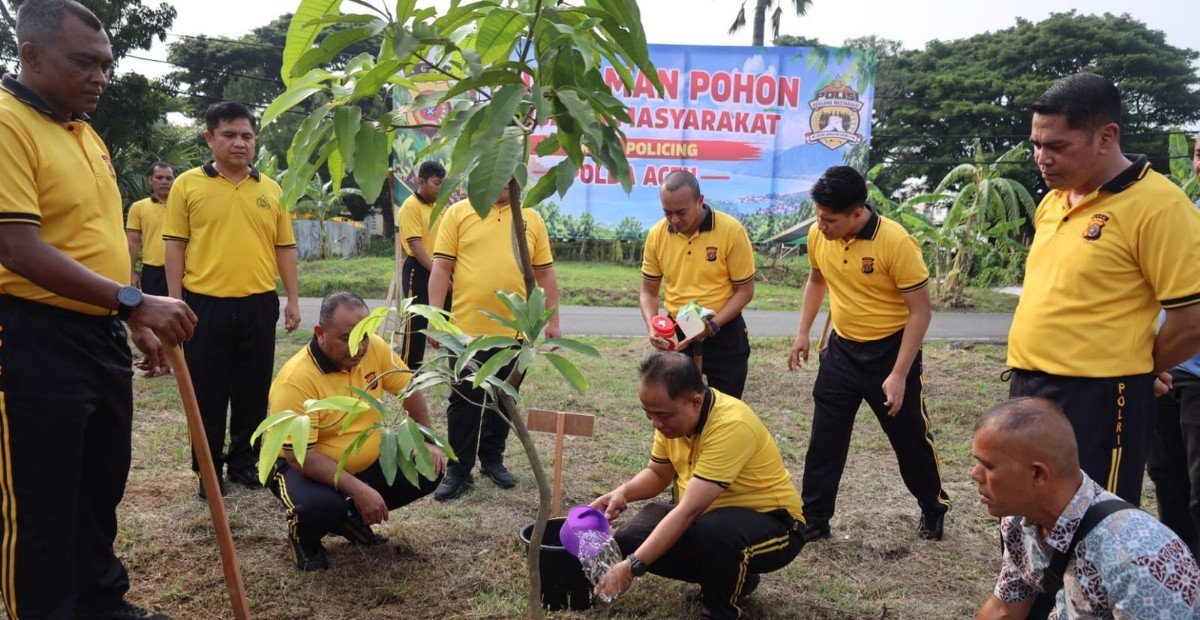 Kapolda Aceh Irjen Pol. Ruddi Setiawan bersama personil menanam pohon. (Dok. Biro Humas Polda Aceh).