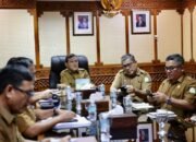 Wakil Gubernur Aceh, H. Fadhlullah saat memimpin rapat koordinasi pemutakhiran rencana kebutuhan rumah pascabencana hidrometeorologi Aceh yang diikuti para Bupati/Wali Kota terdampak bencana secara virtual. (Dok. Biro Adpim Sekda Aceh)